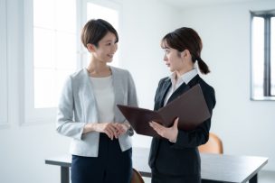 部下の成長を後押しする上司のイメージ