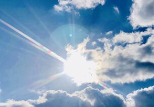雲間から差す太陽の光